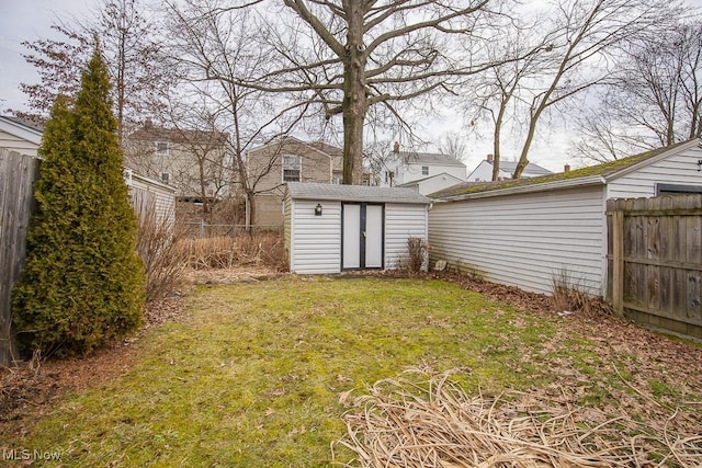 view of yard featuring a shed