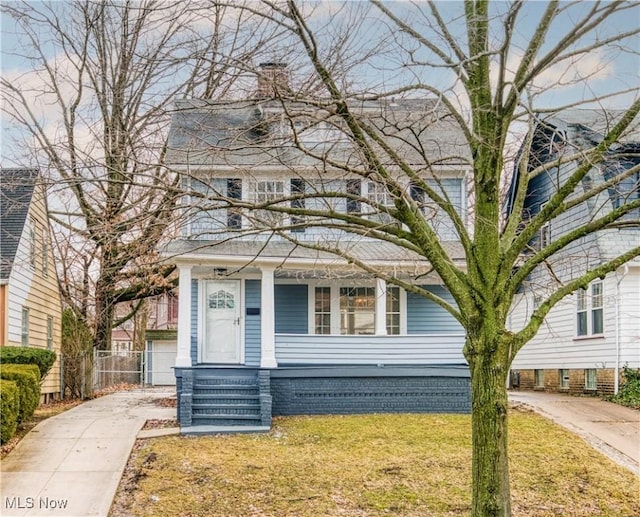 view of front facade with a front yard