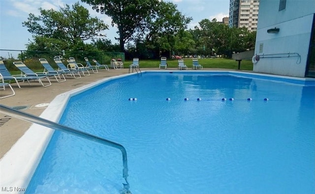 view of swimming pool