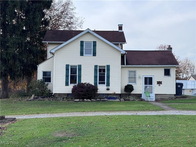 view of front of property featuring a front yard