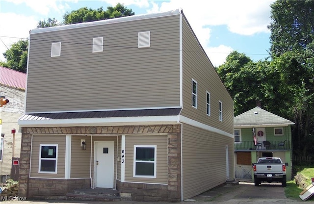 view of front facade featuring a garage