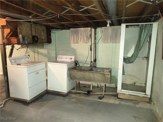 basement featuring sink and washer and clothes dryer