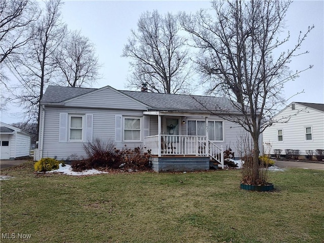 view of front of home with a front lawn