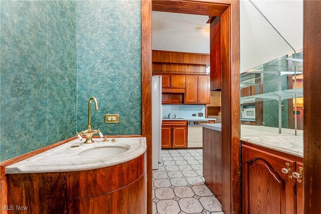 bathroom featuring sink