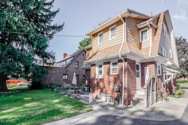 view of front of home featuring a patio area and a front yard