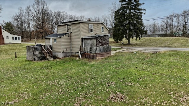 view of side of property featuring a lawn