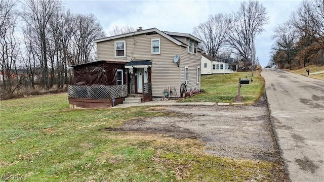 view of front facade featuring a front yard