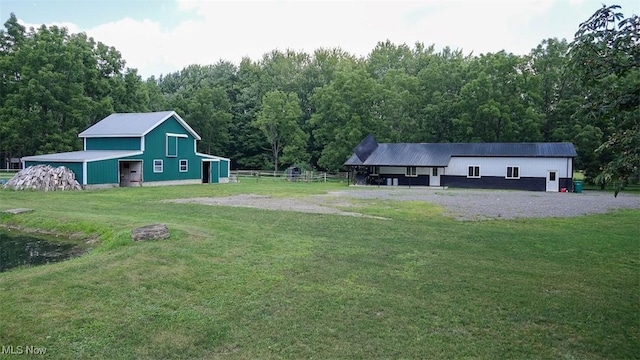 view of yard with an outbuilding