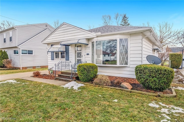 view of front of house featuring a front lawn