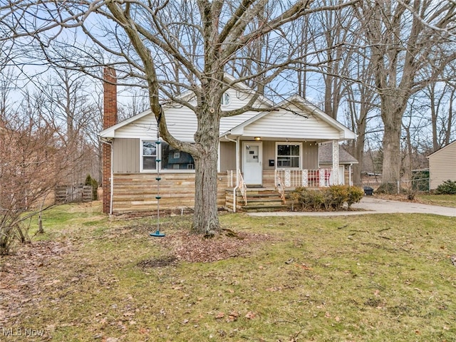 view of front facade featuring a front lawn and a porch