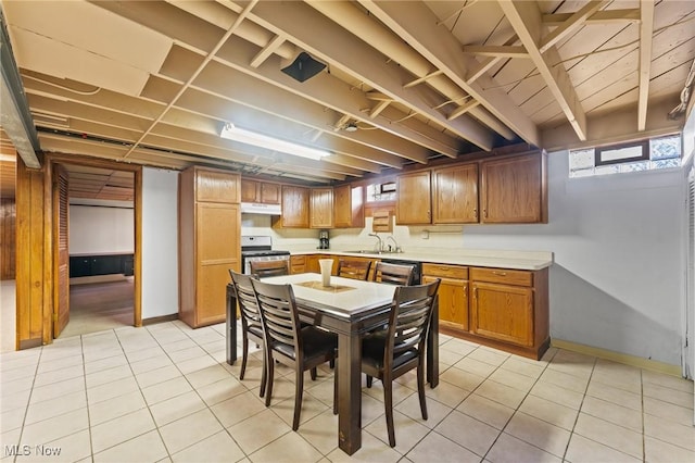 dining area featuring sink and light tile patterned floors