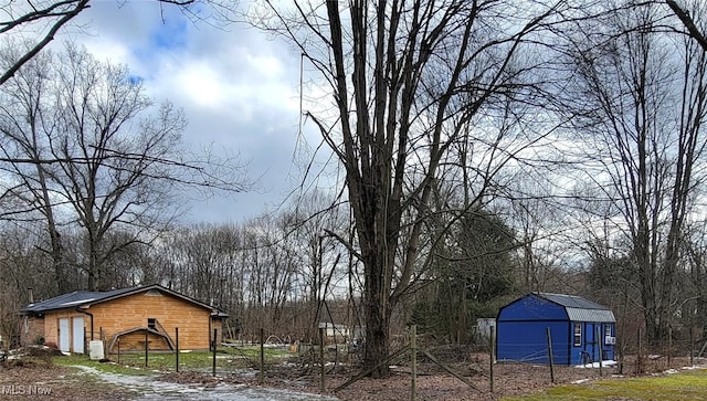 view of yard with an outdoor structure