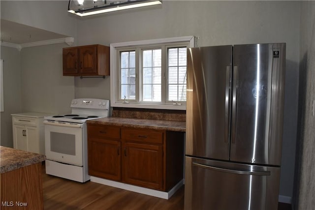 kitchen with crown molding, dark wood-type flooring, stainless steel fridge, and electric range