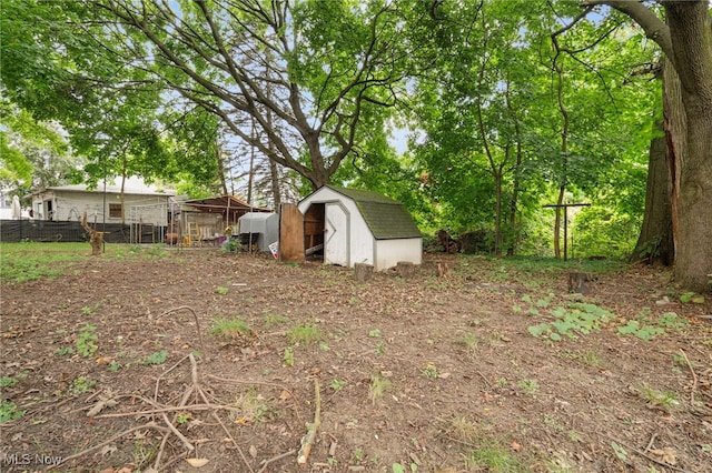 view of yard with a shed