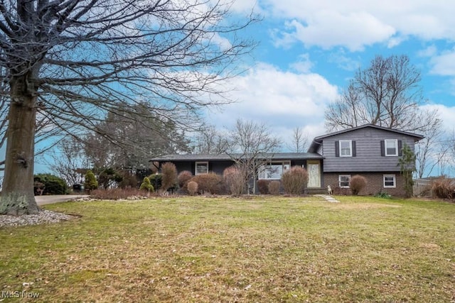 view of front of house featuring a front lawn