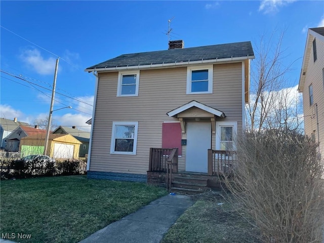 view of front of property featuring a front yard