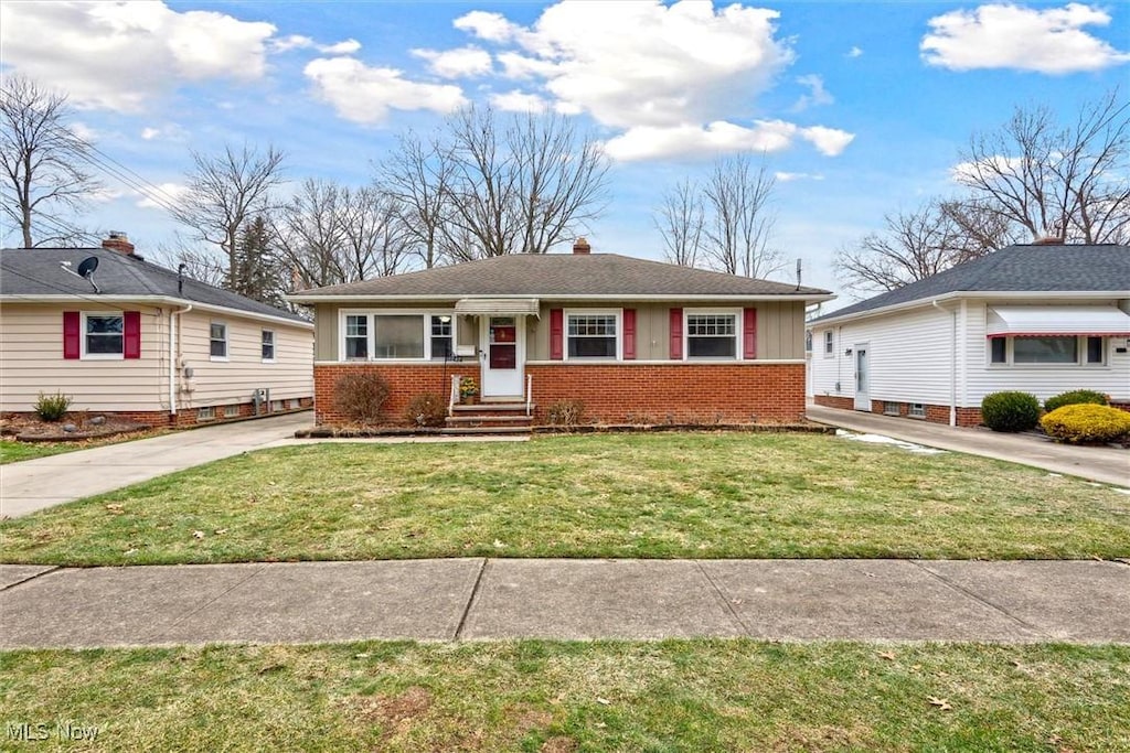 single story home featuring a front yard