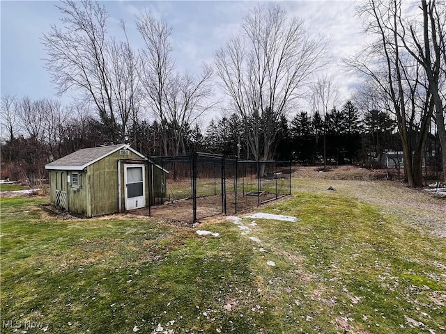 view of yard featuring a storage shed