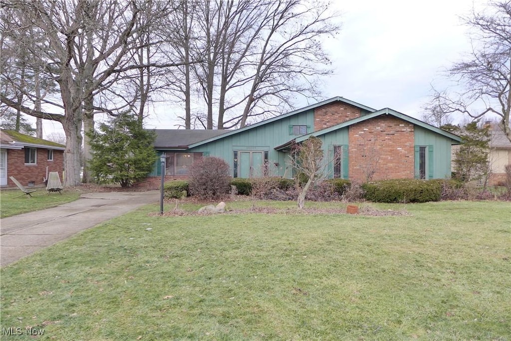 ranch-style home with a front lawn