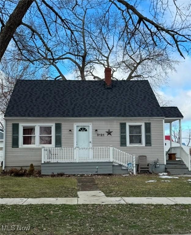 view of front of property featuring a front yard