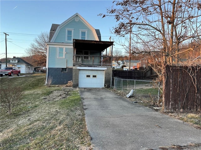 view of front facade featuring a garage and a front lawn