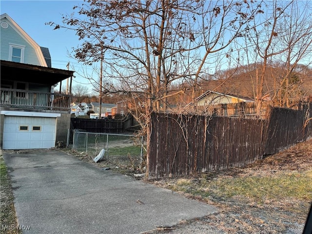 view of yard with a garage