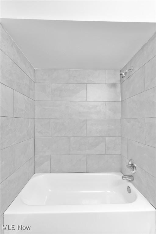 bathroom featuring tiled shower / bath combo