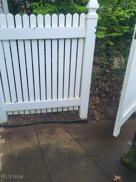 721 Winding Way, Akron, OH 44313 - exterior view of a gate