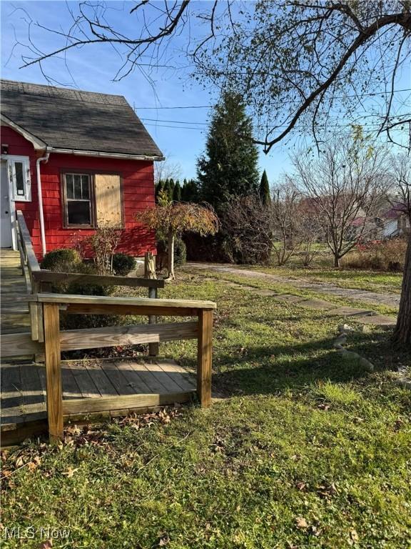 view of yard featuring an outdoor structure