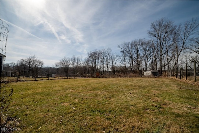 view of yard with an outdoor structure