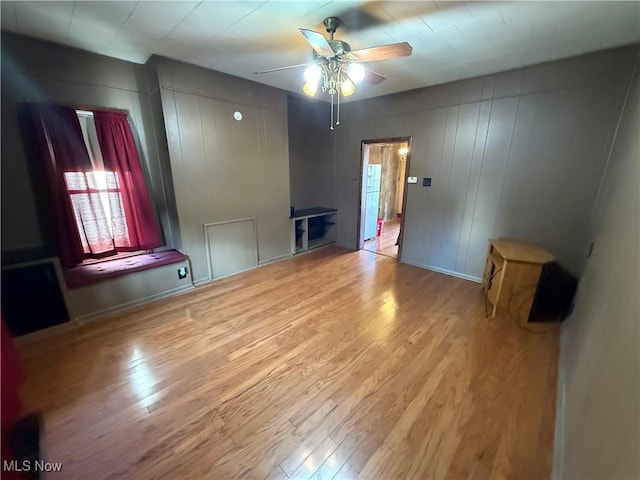 unfurnished room featuring light hardwood / wood-style floors and ceiling fan