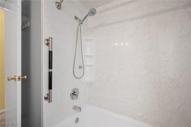 bathroom featuring tiled shower / bath