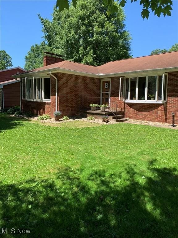 view of front of property featuring a front yard