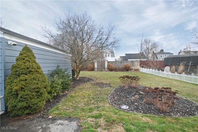 view of yard with a storage shed