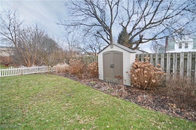 view of yard featuring a storage shed