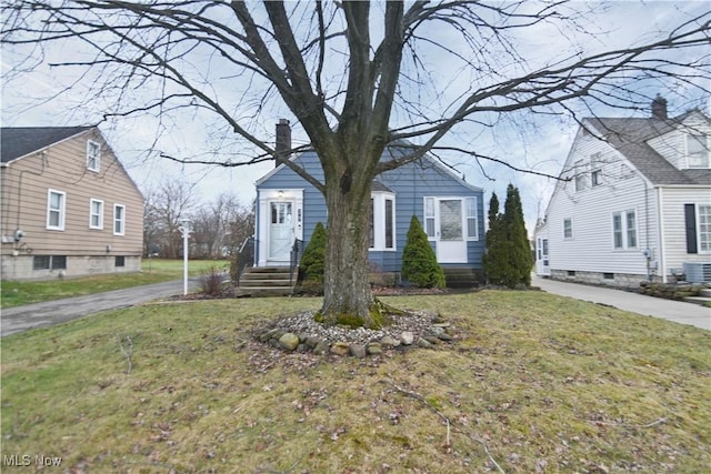 view of front of property with a front lawn