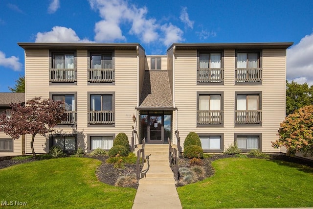 view of front of home featuring a front lawn