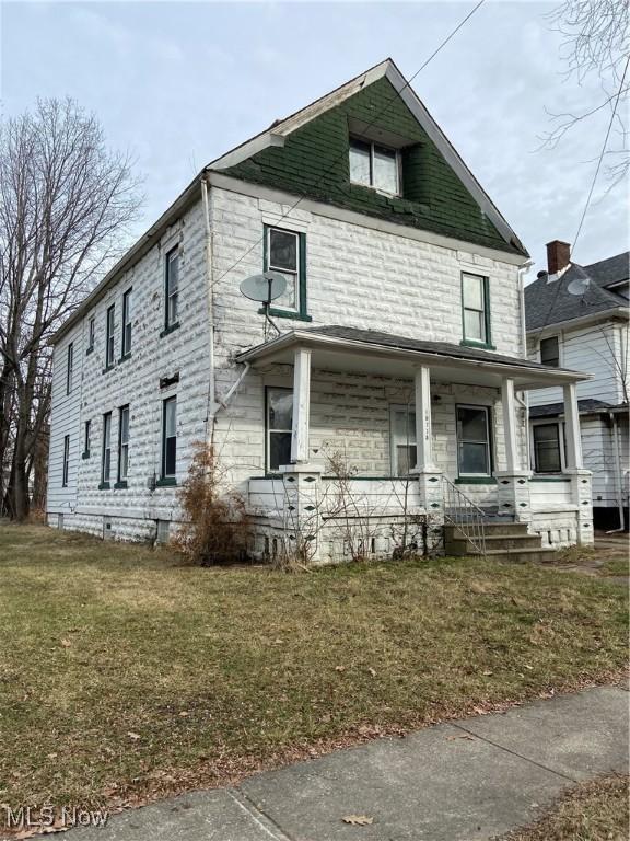 view of front facade featuring a porch and a front yard