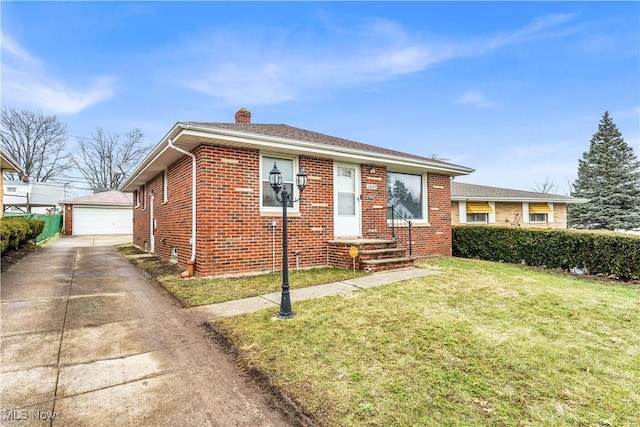 view of front of house featuring an outbuilding, a garage, and a front lawn