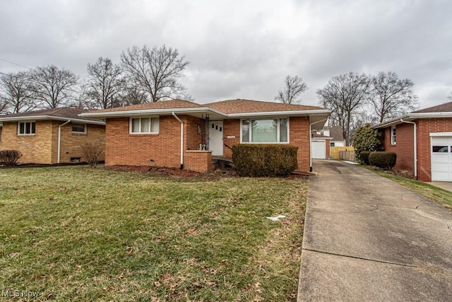 view of front of house featuring a garage and a front yard