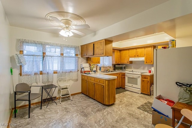 kitchen featuring sink, white appliances, kitchen peninsula, and ceiling fan