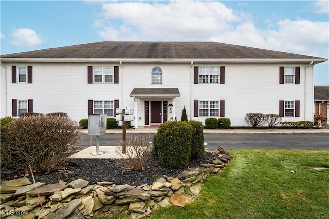 view of front of home featuring a front lawn