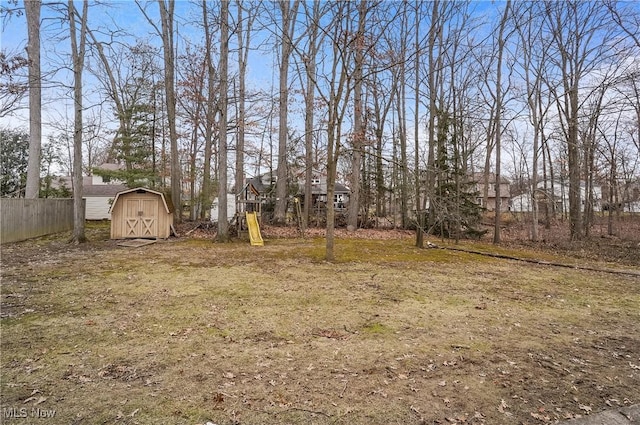 view of yard featuring a storage shed