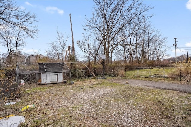 view of yard featuring a storage shed