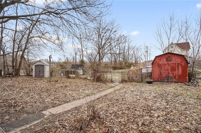 view of yard featuring a storage shed