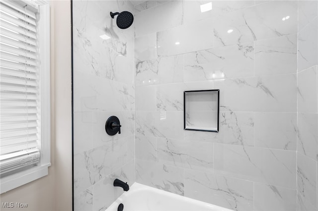 bathroom with tiled shower / bath combo