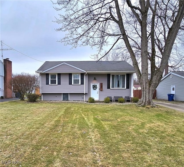 split foyer home featuring a front lawn