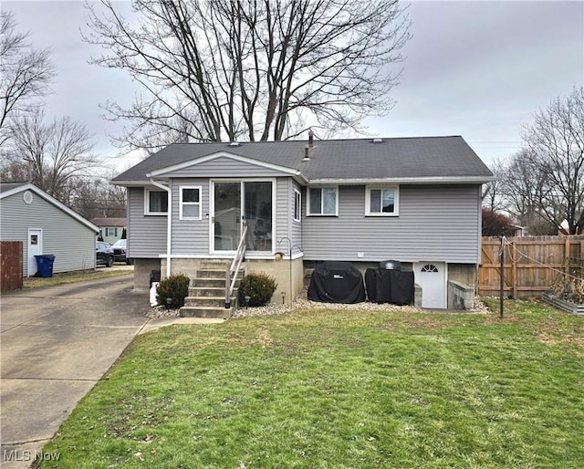 view of front of home featuring a front lawn