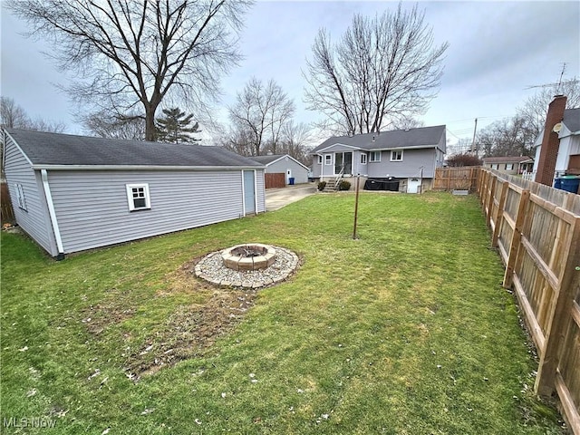 view of yard featuring a fire pit