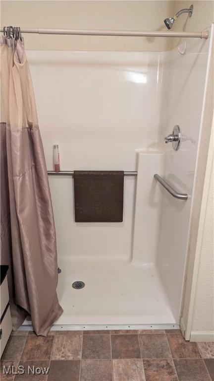 bathroom featuring a shower with shower curtain